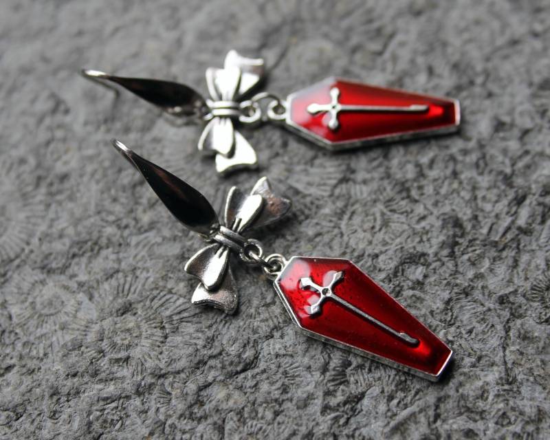 statement-Ohrringe Carmilla Rot | Silber Vampire Gothic Sarg von Drachenfliege
