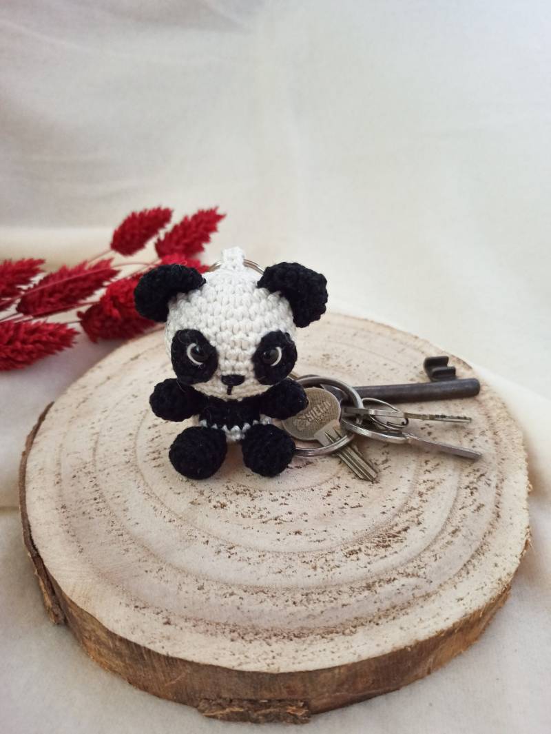 Panda Bär Schlüssel Anhänger, Gehäkelt, Amigurumi von Dracostube