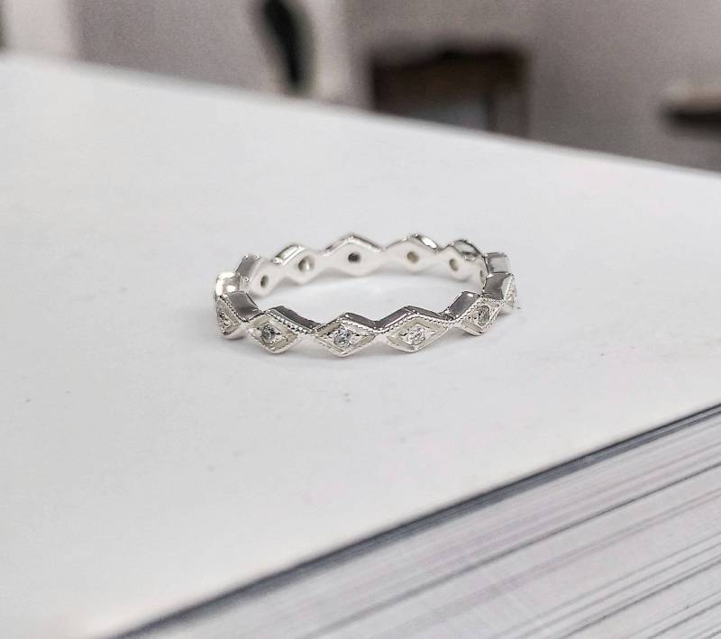 18K Weißgold Diamant Eternity Band Handgemachte Raute Ehering von DragatakisJewellery