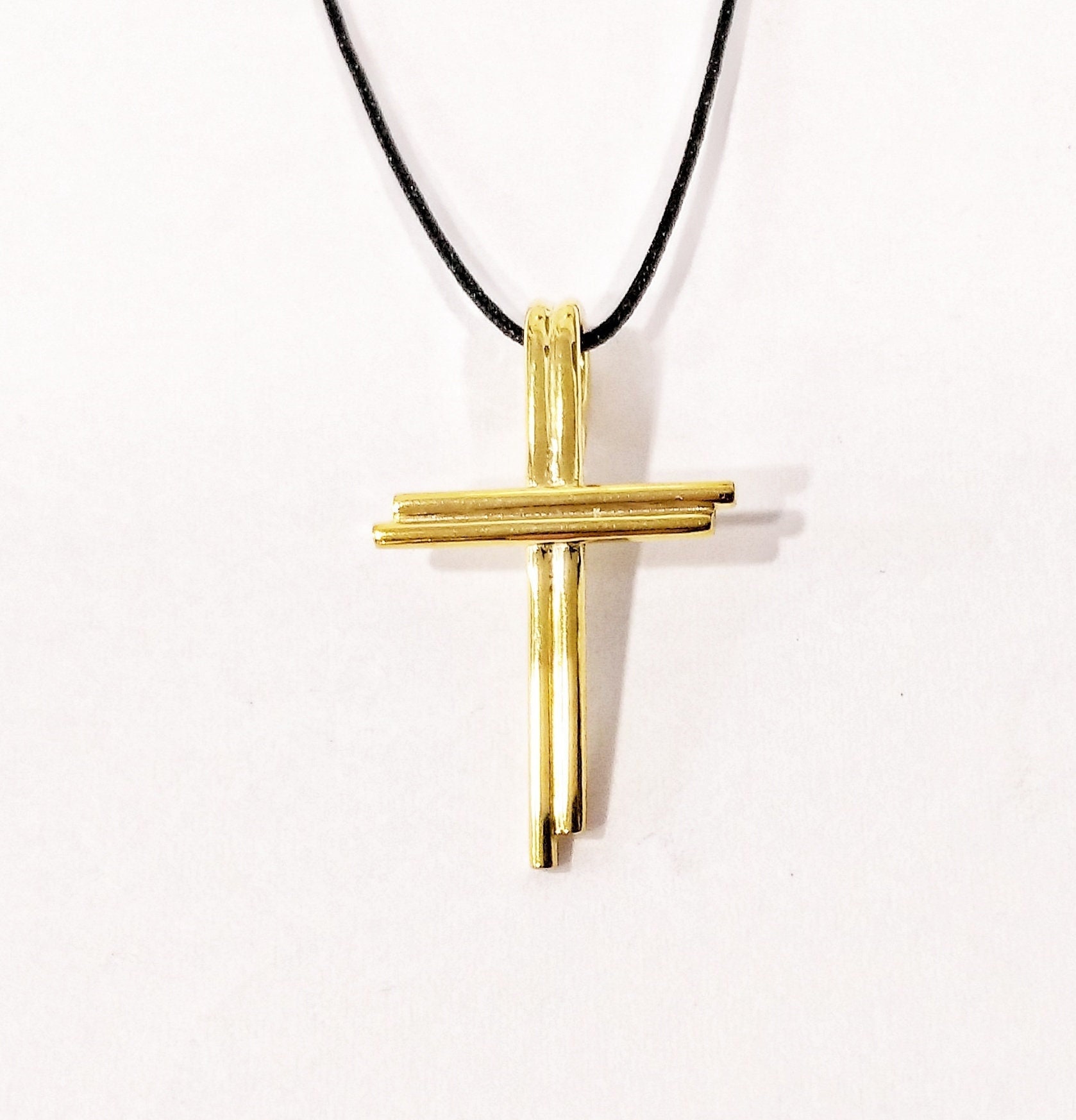 Massive Gold-Minimal-Kreuz-Halskette, 14K Gelbgold, Modernes Handgefertigtes Doppeldraht-Kreuz Für Jungen Oder Mädchen von DragatakisJewellery