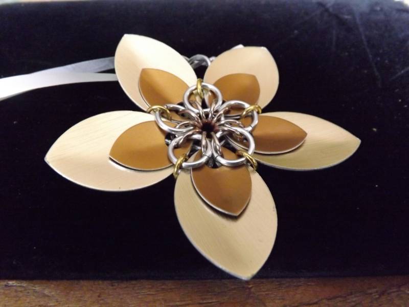 Doppel Scale Scalemail Flowers - Ein- Oder Zweifarbig Auf Wunsch Gefertigt Anhänger, Brosche, Ornament Und Mehr von DragonHeARTSpace