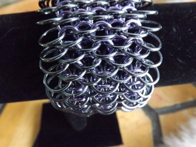 Dragonscale Weave Chainmail Cuff - Versandfertig Black Ice | Gunmetal Und Lavendel Dragonscale Weave Chainmail Cuff - Versandfertig Black Ice | Gunmetal Und Lavendel von DragonHeARTSpace