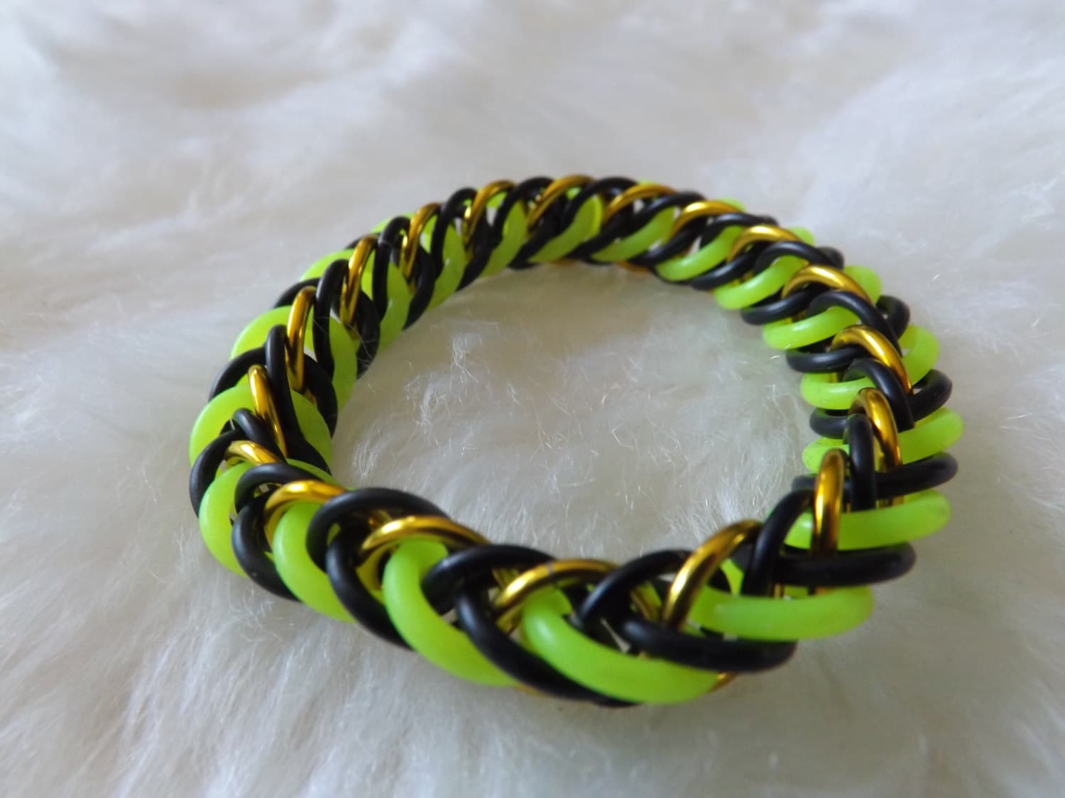 Glow in The Dark Half Persian 4-In-1 Weave Aluminium Kettenhemd Armband - Gelb Und Schwarz Glow in The Dark Half Persian 4-In-1 Weave Aluminium Kettenhemd Armband - Gelb Und Schwarz von DragonHeARTSpace