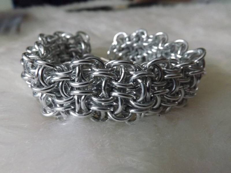 Hoodoo Weave Chainmail Cuff - Versandfertig Silber Eloxiertes Aluminium Hoodoo Weave Chainmail Cuff - Versandfertig Silber Eloxiertes Aluminium von DragonHeARTSpace