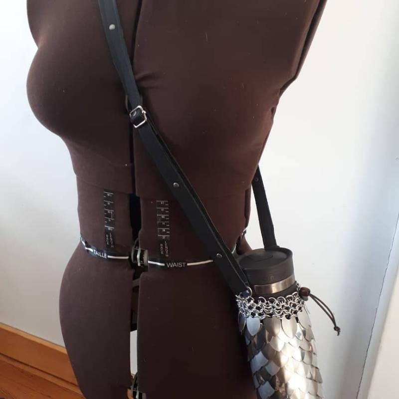 Scalemail Wasserflaschenhalter - Chainmaille Und Scalemaille Drachenschuppen Wasserflaschenträger/Schlinge Auf Bestellung Scalemail Wasserflaschenhalter - Chainmaille Und Scalemaille Drachenschuppen Wasserflaschenträger/Schlinge Auf Bestellung von DragonHeARTSpace