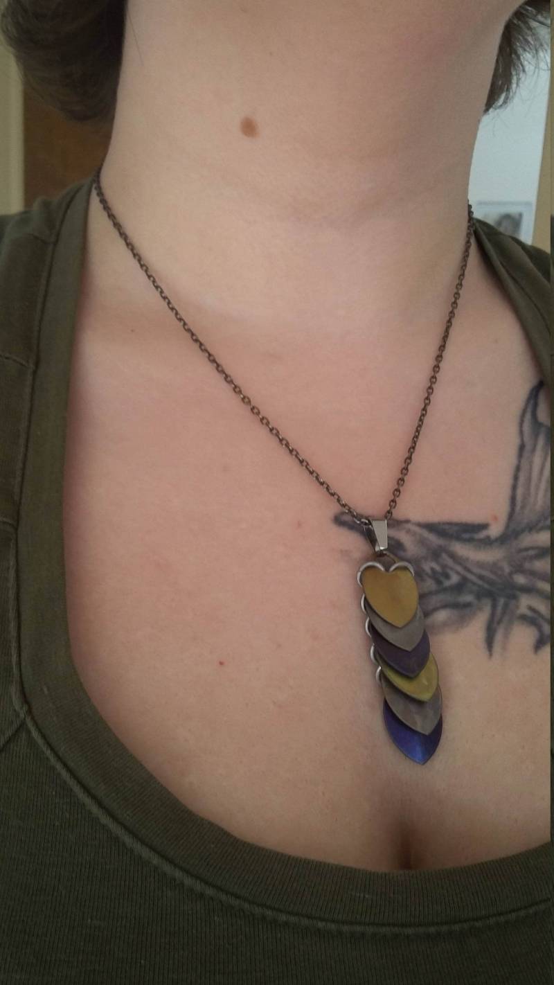 Titan Kleine Schuppenpanzer Anhänger - Drachenschuppen Made To Order Anhänger, Ornament, Dekoration, Halskette Titan Kleine Schuppenpanzer Anhänger - Drachenschuppen Made To Order Anhänger, Ornament, Dekoration, Halskette von DragonHeARTSpace