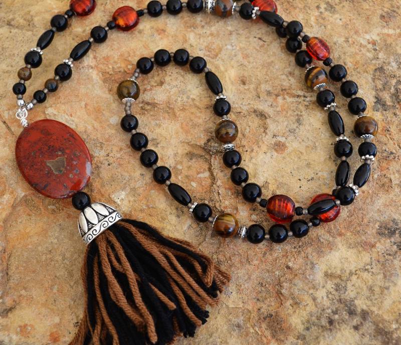 Quasten-Anhänger-Halskette Jaspis Frau Braun Schwarz Vermillion Opera Style-Unikat Quasten-Anhänger-Halskette Jaspis Frau Braun Schwarz Vermillion Opera Style-Unikat von DragonPointJewelry