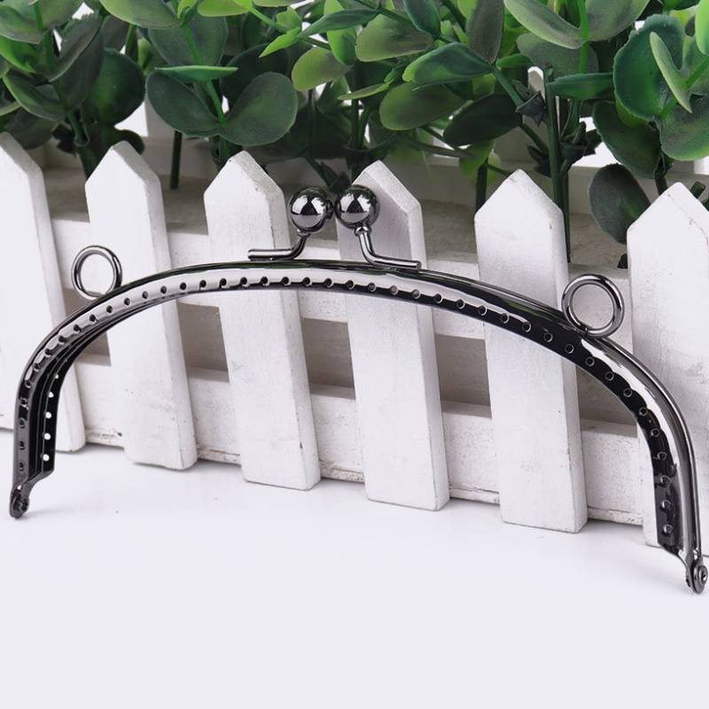 Glänzend Schwarze Tasche Rahmen Handtasche 16 5, 5 cm Mit Floralen Hohlform in Griff Machen von DragonTradition