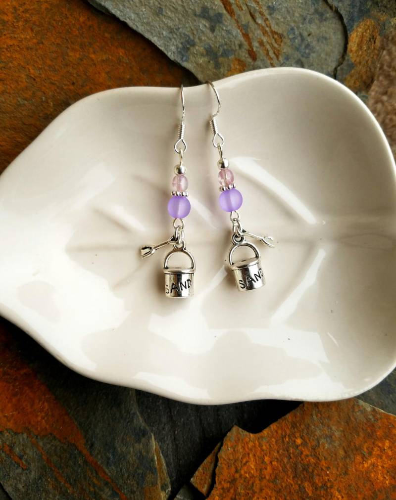 Lavendel-Sand-Eimer Ohrringe, Lila Sand Sterling Silber Tag Am Strand Ohrringe von DragonflyDesignsInMT