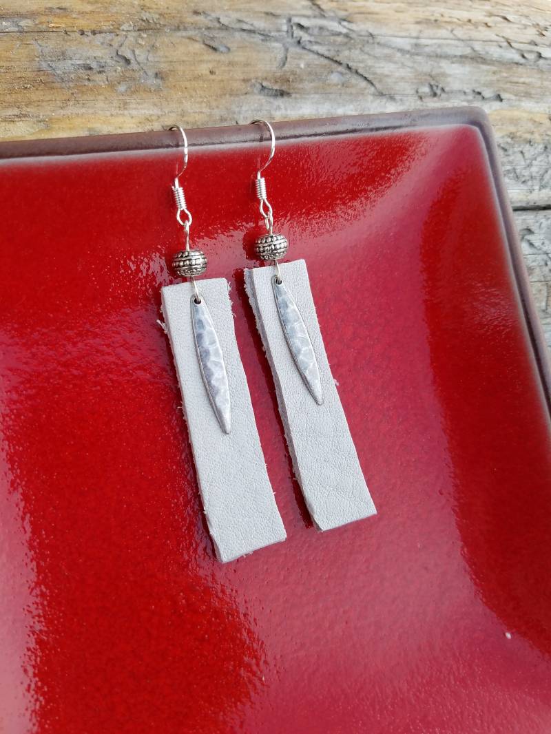 Weißes Leder Spike Sterling Silberohrringe, Lederohrringe, Weiß Silber Ohrringe von DragonflyDesignsInMT