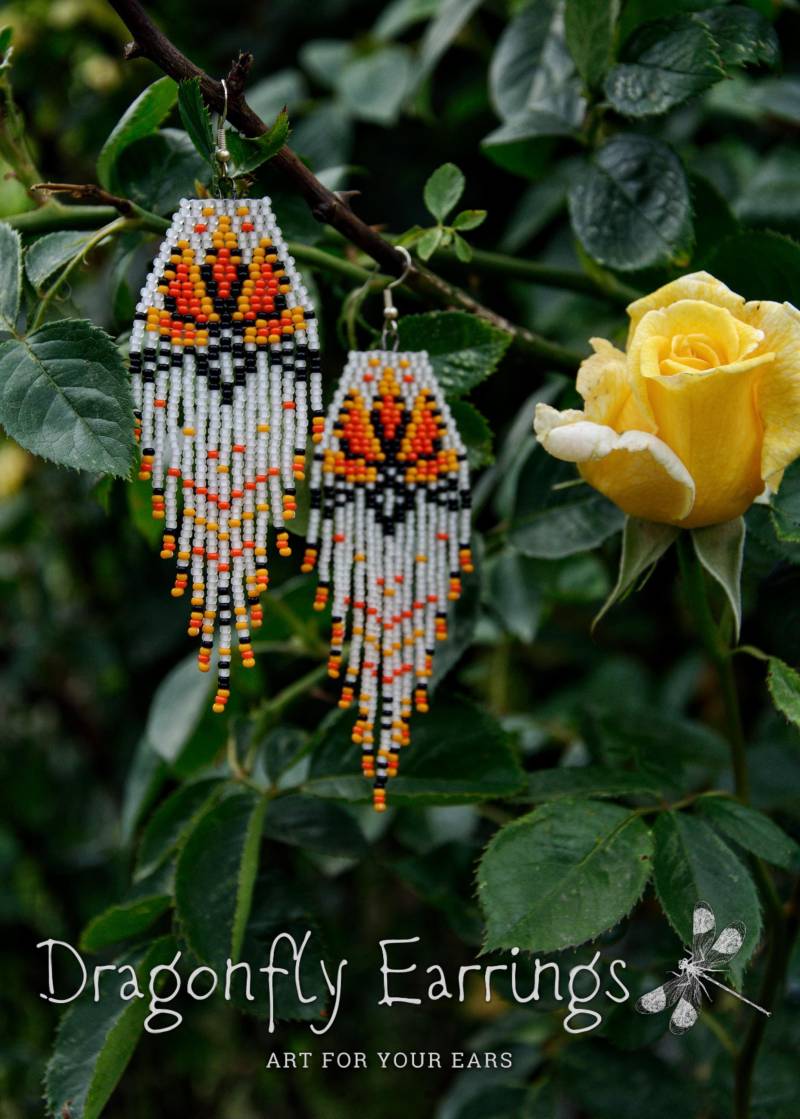 Kleine Ohrringe Mit Feuerlotus-Perlen - Leuchtend Orangefarbener Lotus Auf Durchscheinendem Weiß von DragonflyEarringsRV