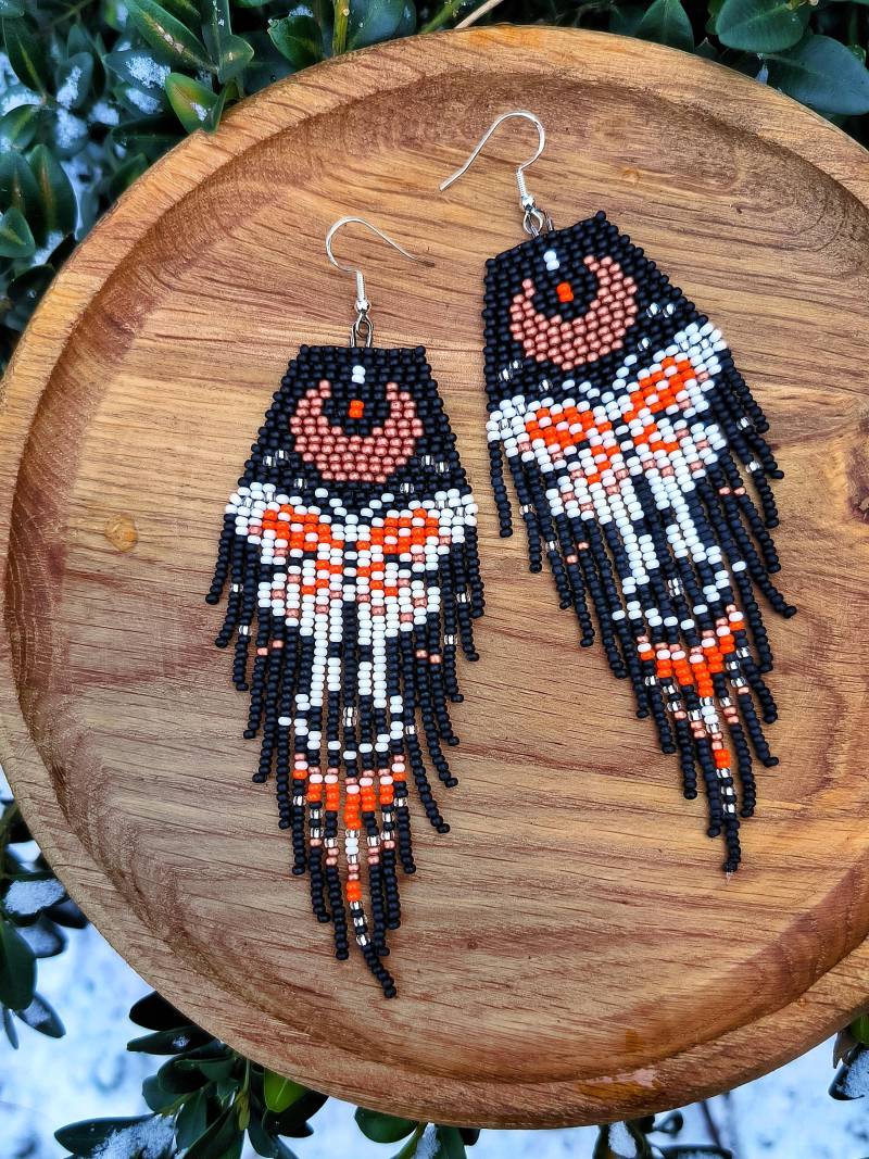 Mondfalter-Ohrringe Mit Perlen - Weiß & Orange Bronzefarbenem Halbmond Auf Schwarz von DragonflyEarringsRV