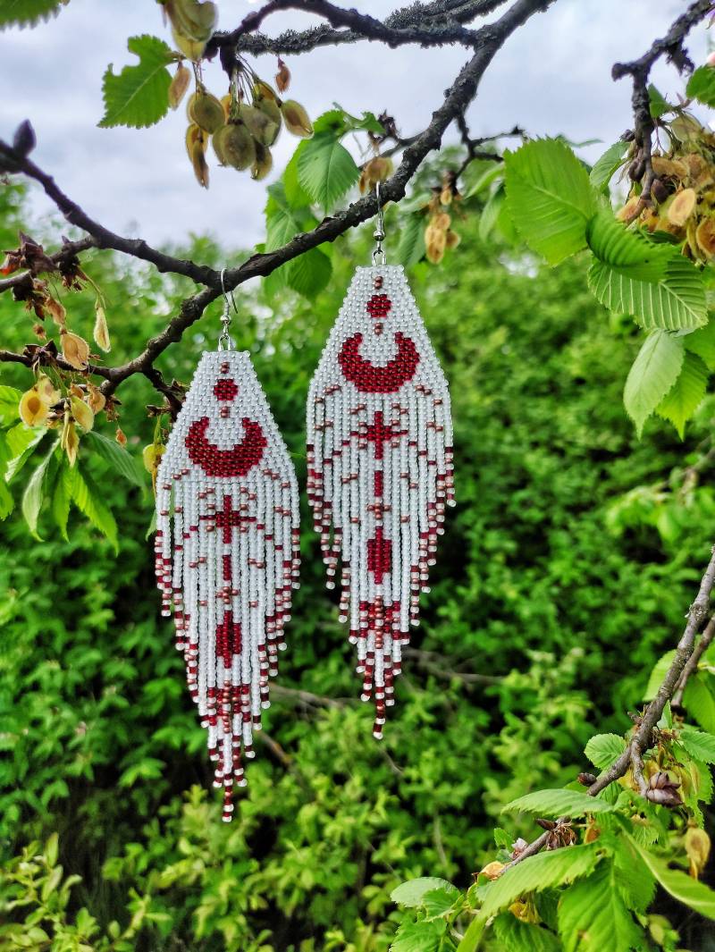 Ohrringe Mit Bordeauxrotem Halbmond-Perlenmuster - Blutiger Mond Auf Durchscheinendem Weiß von DragonflyEarringsRV