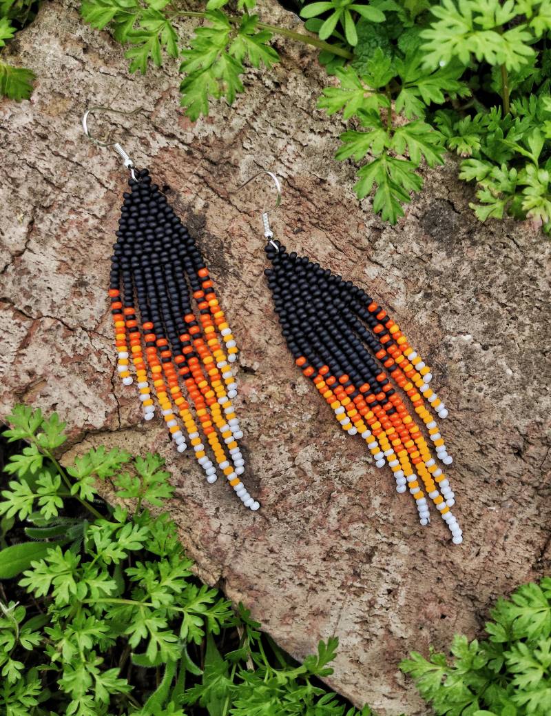 Ohrringe Mit Farbverlauf in Schwarz Roten Und Orangen Enden von DragonflyEarringsRV