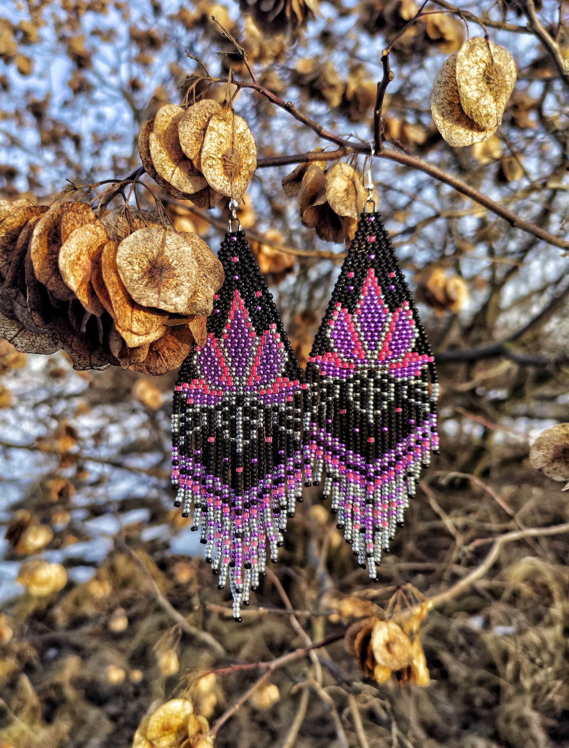 Ohrringe Mit Lotusperlen in Lila Und Rosa - Statement-Ohrringe Im Oversize-Design Auf Schwarzem Grund von DragonflyEarringsRV