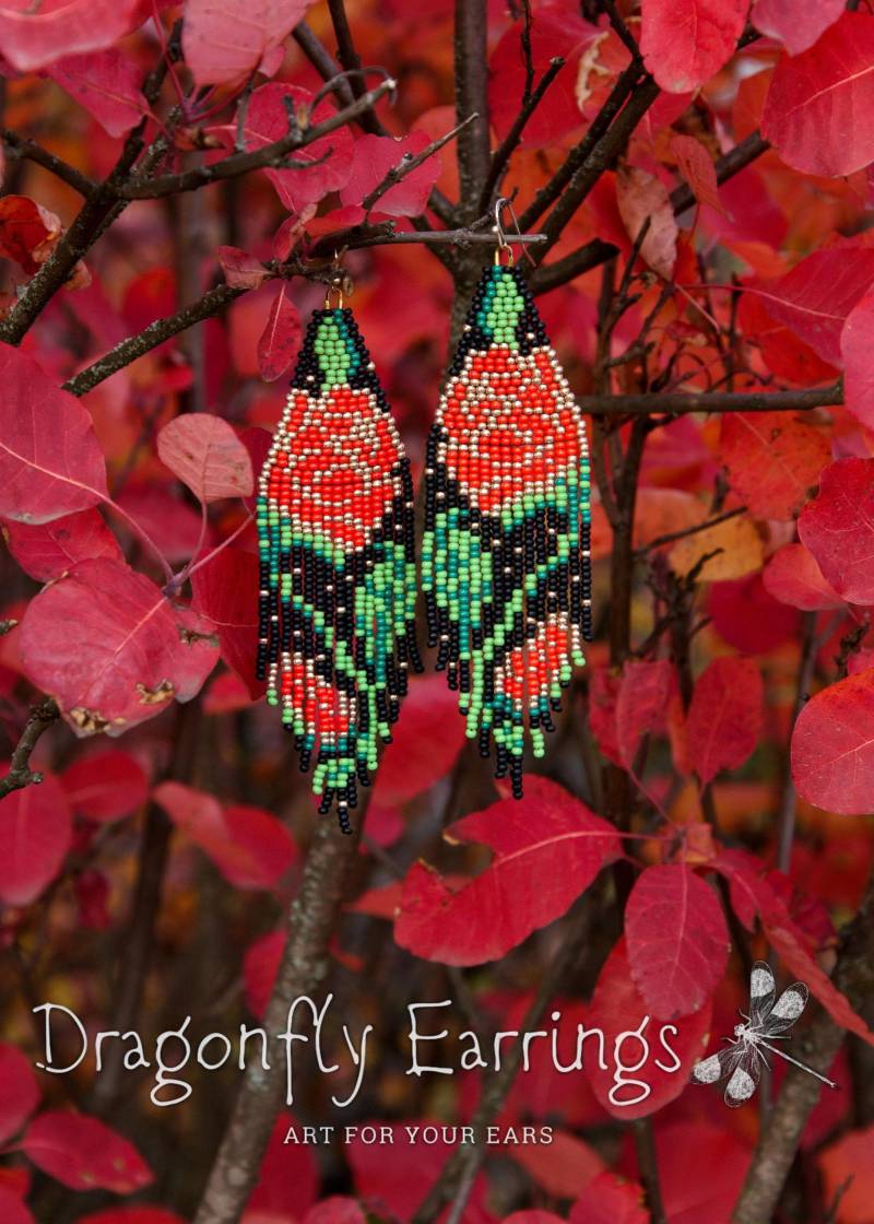 Ohrringe Mit Roten Rosenperlen - Kräftiges Blumendesign Auf Schwarzem Grund von DragonflyEarringsRV