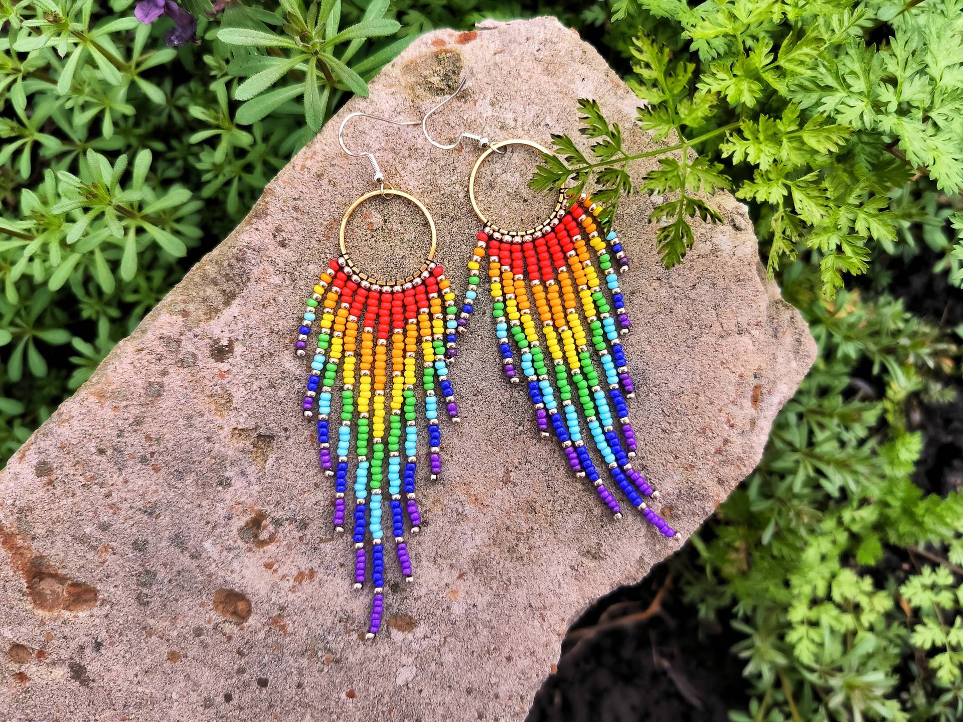 Regenbogenfarbene Fransen-Ohrringe Mit Goldenen Perlen von DragonflyEarringsRV