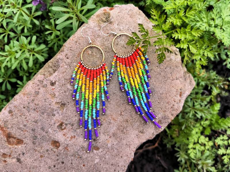 Regenbogenfarbene Fransen-Ohrringe Mit Goldenen Perlen von DragonflyEarringsRV