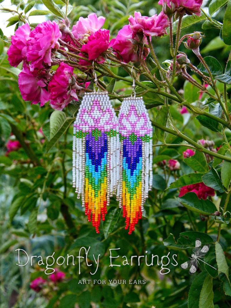 Rosa Lotus-Chakra-Ohrringe - Spirituelles Regenbogen-Fransenmuster Auf Weißen Perlen von DragonflyEarringsRV
