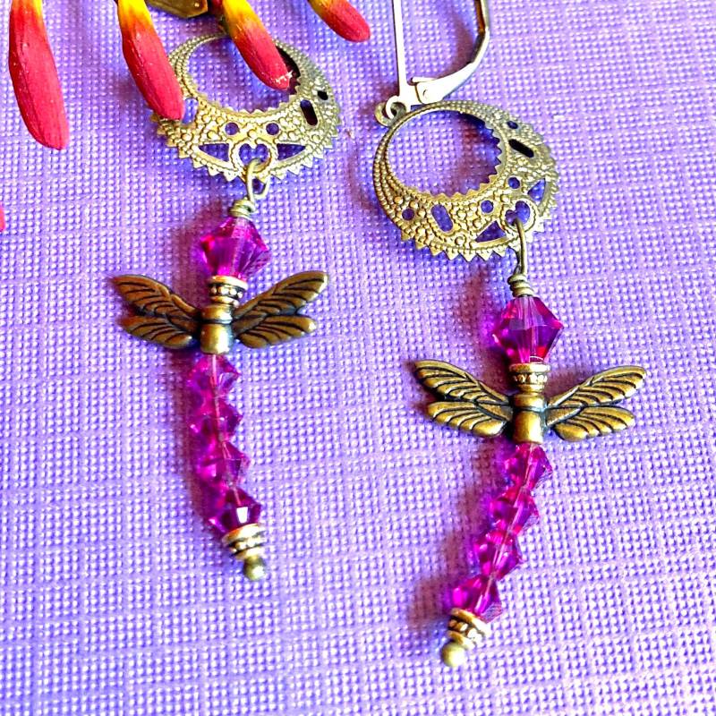 Libelle Und Messing Totem Ohrringe, Fuchsia Swarovski-Kristalle von DragonflyHeartJuls