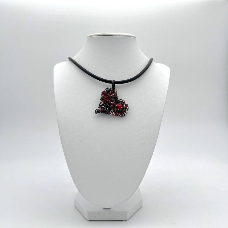 Halskette Curly Herz Schwarz-Rot Mit Original Swarovski Stein Rot Halskette Curly Herz Schwarz-Rot Mit Original Swarovski Stein Rot von DrahtHerz
