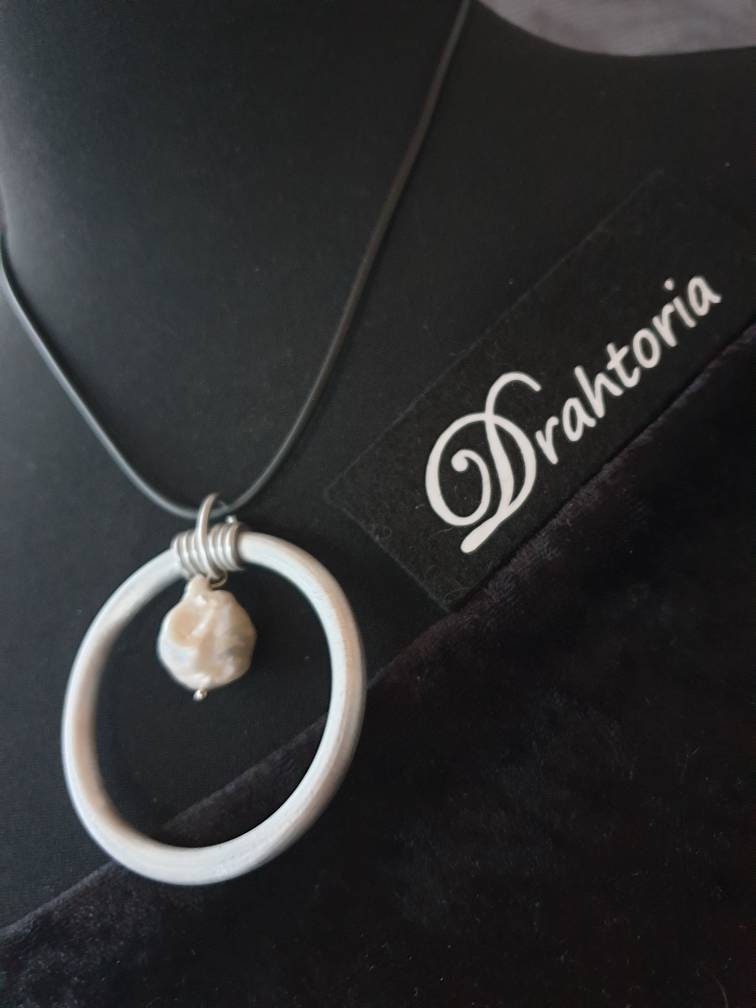 Aludraht Ring Gebürstet Mit Süßwasser Perle Barockperle Von Drahtoria von Drahtoria