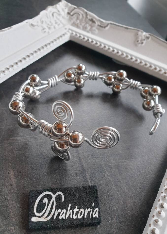 Armspange Armband Aludraht Armreif Perlen Silber Einheitsgröße Von Drahtoria von Drahtoria