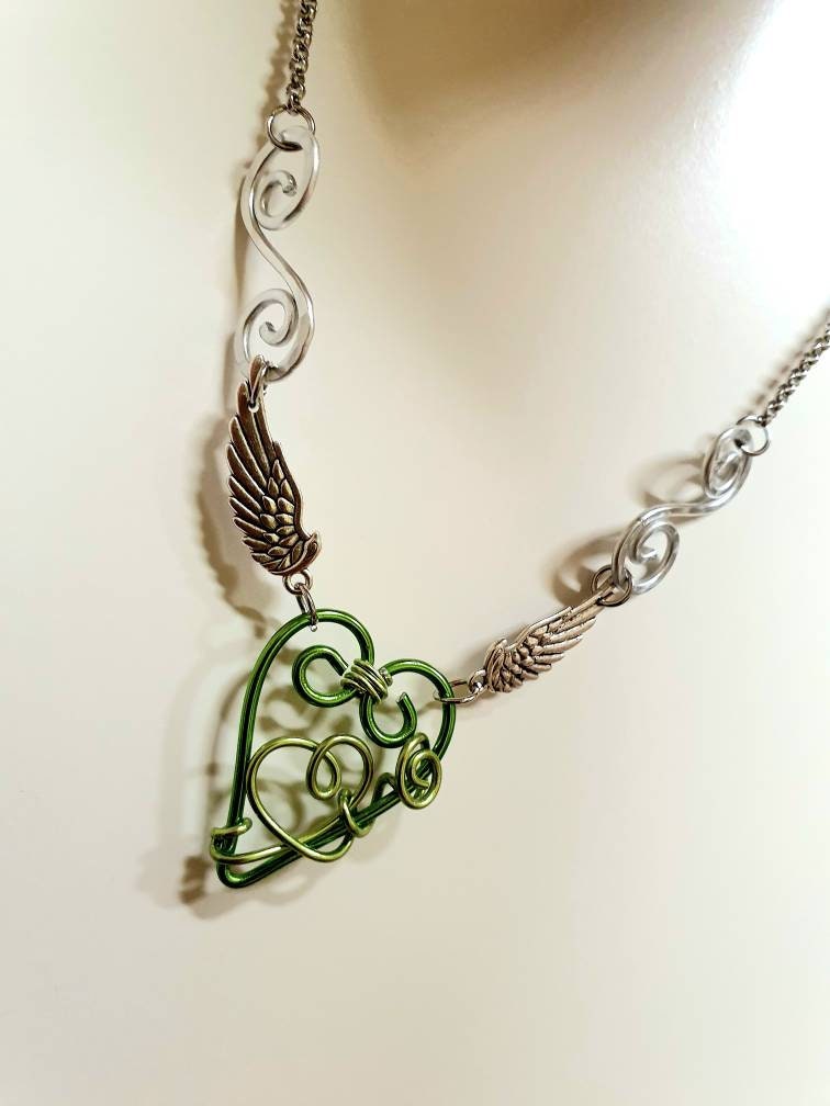 Außergewöhnliche Herz - Chakra Kette Mit Flügeln Und Aus Aludraht in Wunschfarben, Edelstahl Von Drahtoria von Drahtoria