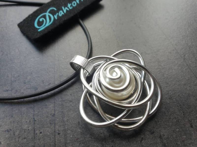 Blumen - Kettenanhänger in 3 Größen Aludraht Mit Perle Vom Schmucklabel Drahtoria von Drahtoria