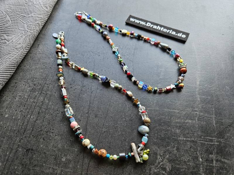 Bunte Kette Mit Hübschen Details Vom Schmucklabel Drahtoria Bunte Kette Mit Hübschen Details Vom Schmucklabel Drahtoria von Drahtoria