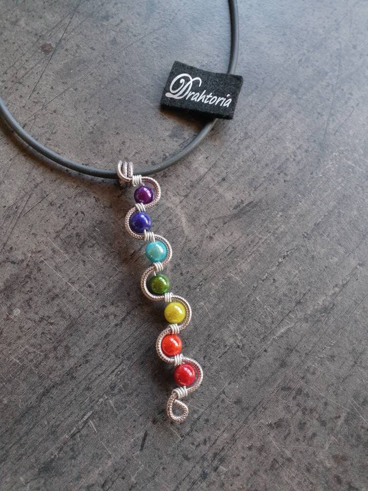 Chakra Anhänger Mit Leuchtenden Perlen Und Aludraht Von Drahtoria von Drahtoria
