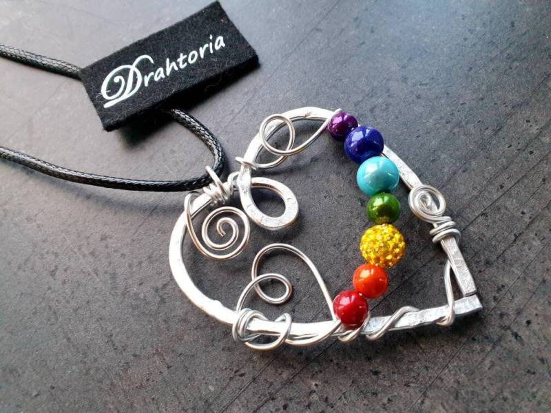 Chakra Herz Anhänger Mit Leuchtenden Perlen Aludraht in Silber Gehämmert Von Drahtoria von Drahtoria
