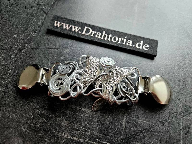 Clip Für Cardigan/Bluse Mit Schmetterling Vom Schmucklabel Drahtoria Clip Für Cardigan/Bluse Mit Schmetterling Vom Schmucklabel Drahtoria von Drahtoria
