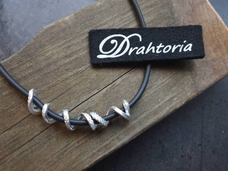 Drahtoria Edel Und Minimalistisch Aludraht Geprägt Silber Platin Oder Gold Am Kautschukband von Drahtoria