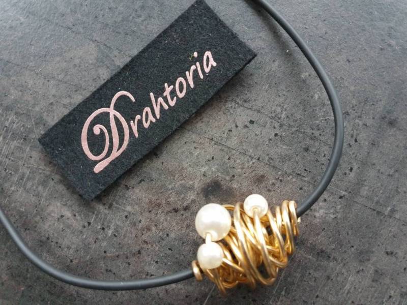 Drahtoria Edle Statement - Kette Mit Anhänger Aus Aludraht in Gold Am 3 Mm Kautschukband Top Geschenk von Drahtoria