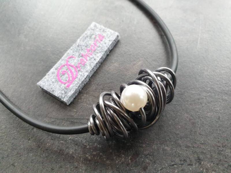 Drahtoria Edle Statement - Kette Mit Silberfarbener Antiksilber Anhänger Aus Aludraht Am 4 Mm Kautschukband Geschenk von Drahtoria