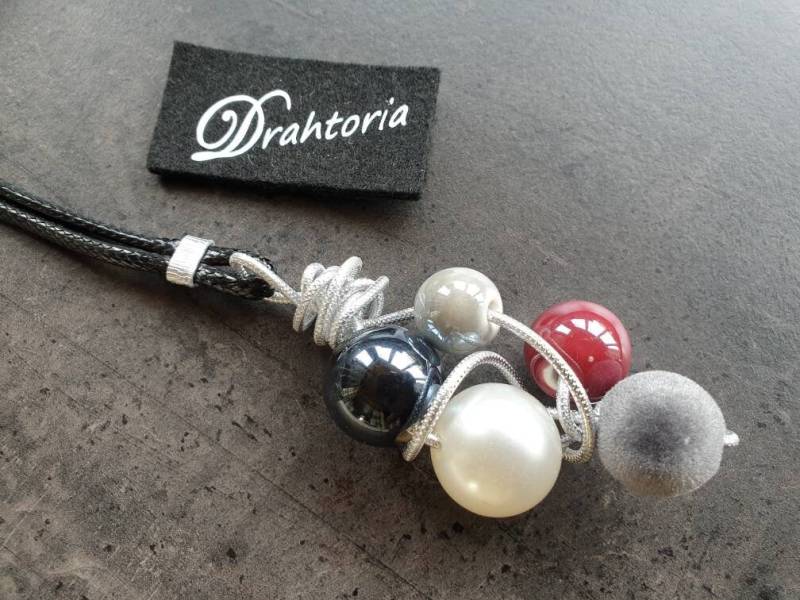 Drahtoria Edler Anhänger Mit Tollen Perlen Und Geprägtem Aludraht Unikat Am Langen Band von Drahtoria