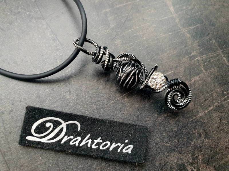 Drahtoria Edler Statement Anhänger Aludraht Draht Diamantdraht Silber Schwarz Strass von Drahtoria