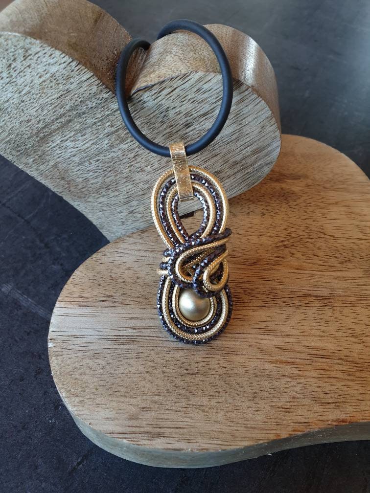 Drahtoria Edler Statement - Kettenanhänger Aus Aludraht Diamant Schwarz Und Gold Geprägt Wendbar Am Kautschukband von Drahtoria