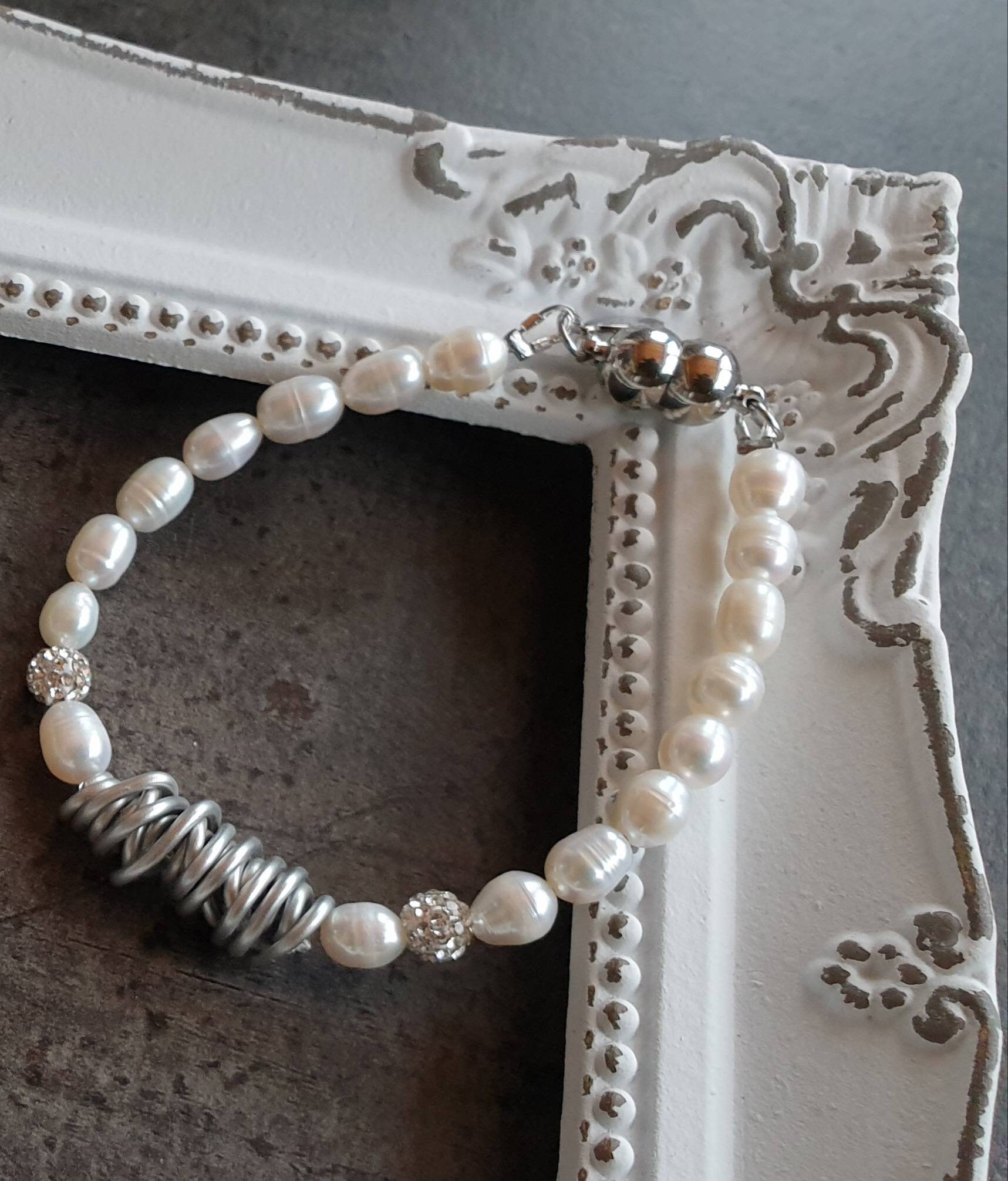 Drahtoria Edles Design-Armband Mit Süßwasserperlen, Strassperlen Und Aludraht Magnetverschluss Drahtoria Edles Design-Armband Mit Süßwasserperlen, Strassperlen Und Aludraht Magnetverschluss von Drahtoria