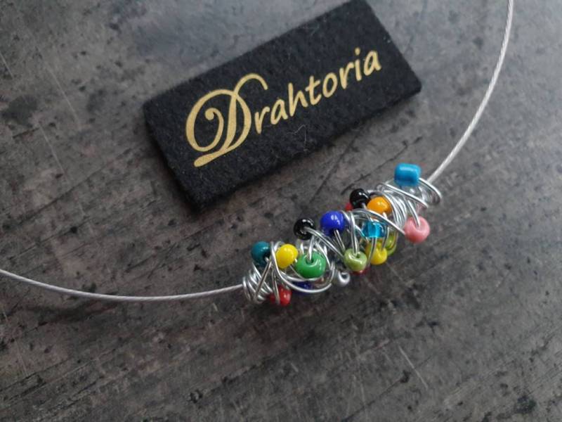 Drahtoria Pfiffiger Halsreif Mir Aludraht-Anhänger Bestückt Mit Hübschen Glasperlen Perlen Kette Collier von Drahtoria