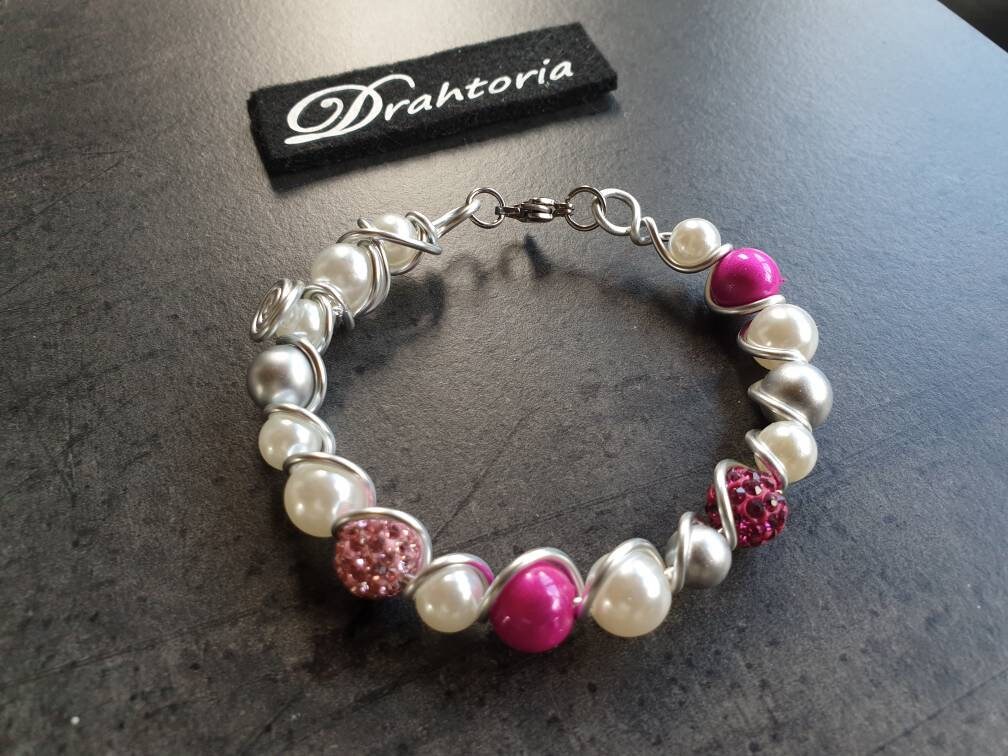 Drahtoria Tolles Armband Mit Weißen Perlen Und Akzenten in Pink Auf Aludraht Armspange Armreif Barclette Drahtoria Tolles Armband Mit Weißen Perlen Und Akzenten in Pink Auf Aludraht Armspange Armreif Barclette von Drahtoria
