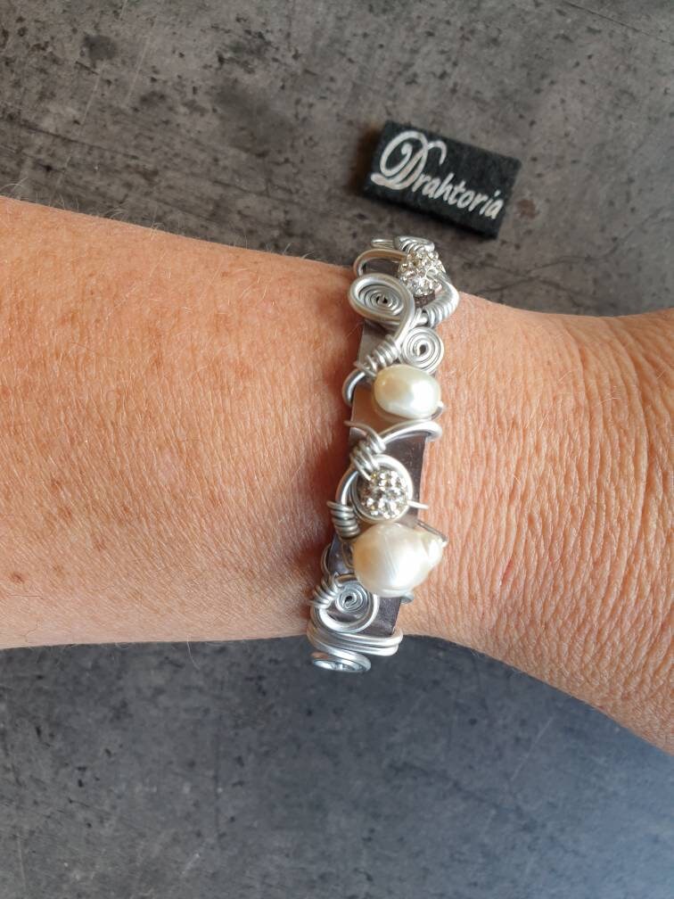 Edle Armspange Mit Süßwasser - Und Strassperlen Aus Aludraht Vom Schmucklabel Drahtoria von Drahtoria