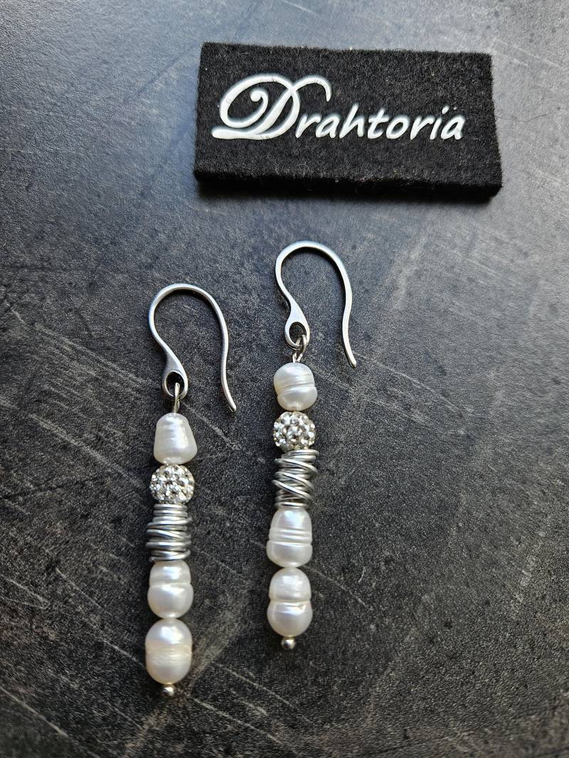 Edle Design - Ohrhänger Mit Süßwasserperlen Und Aludraht Vom Schmucklabel Drahtoria von Drahtoria