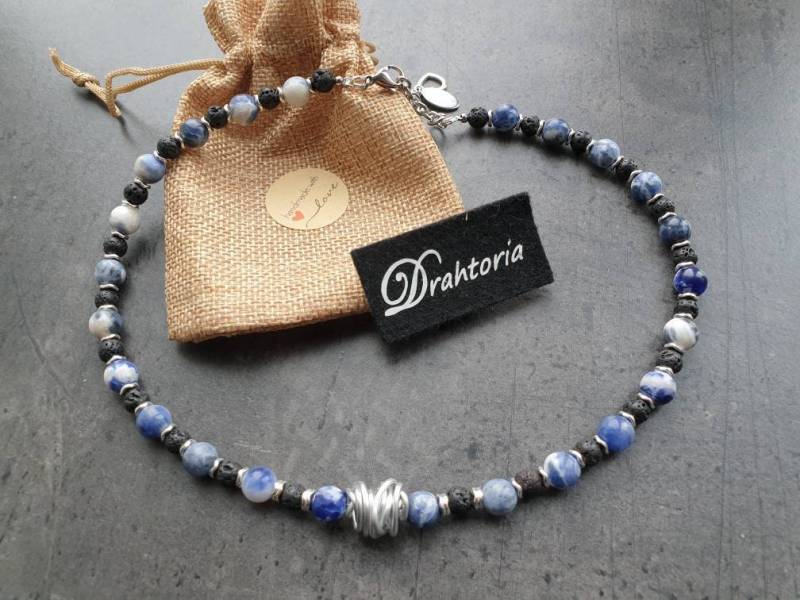Edle Perlenkette Aus Natülichen Sodalith - Und Lavaperlen Vom Schmucklabel Drahtoria von Drahtoria