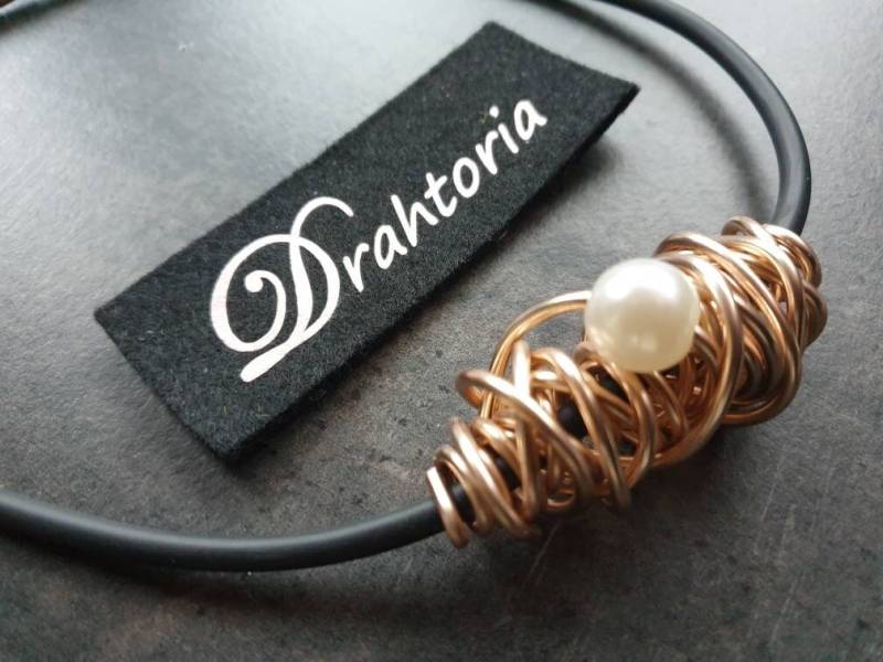 Edle Statement - Kette Mit Aludraht-Wickelung Und Perle Am Kautschukband Vom Schmucklabel Drahtoria von Drahtoria