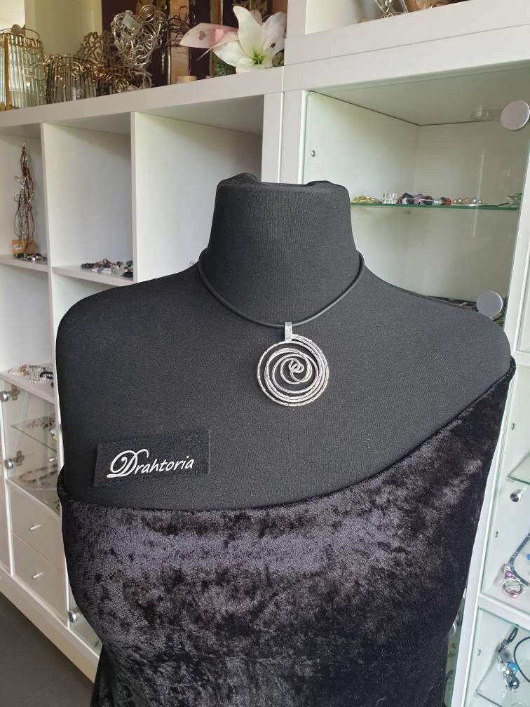 Edler Anhänger Aus Aludraht Am Kautschukband | Versch. Farben Vom Schmucklabel Drahtoria von Drahtoria