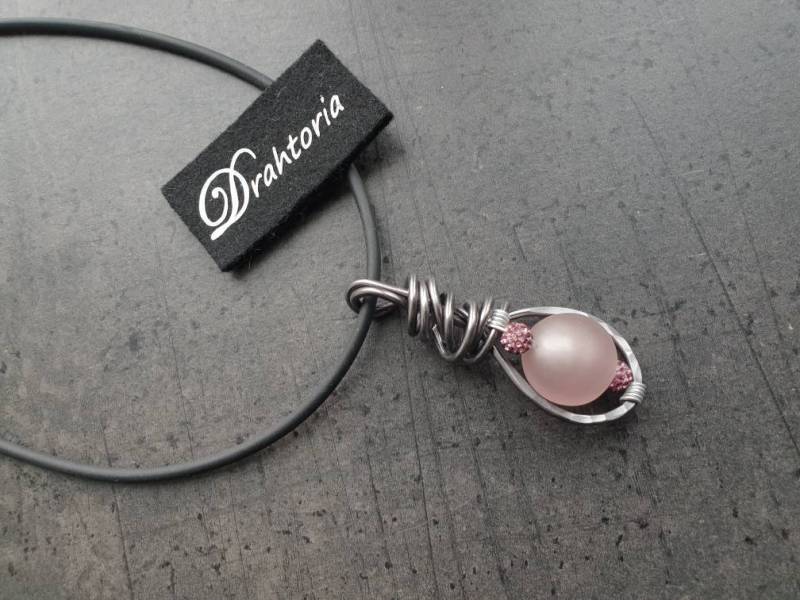 Edler Statement Anhänger Aus Aludraht Mit Tollen Perlen Vom Schmucklabel Drahtoria von Drahtoria