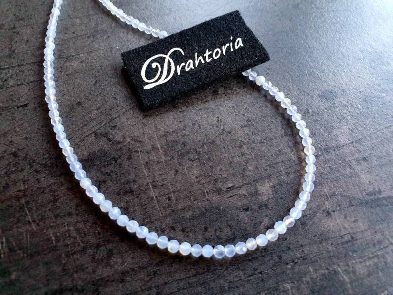 Edles Dezentes Collier Mit Facettiertem Heilstein Chalzedon Edelstahl Von Drahtoria von Drahtoria