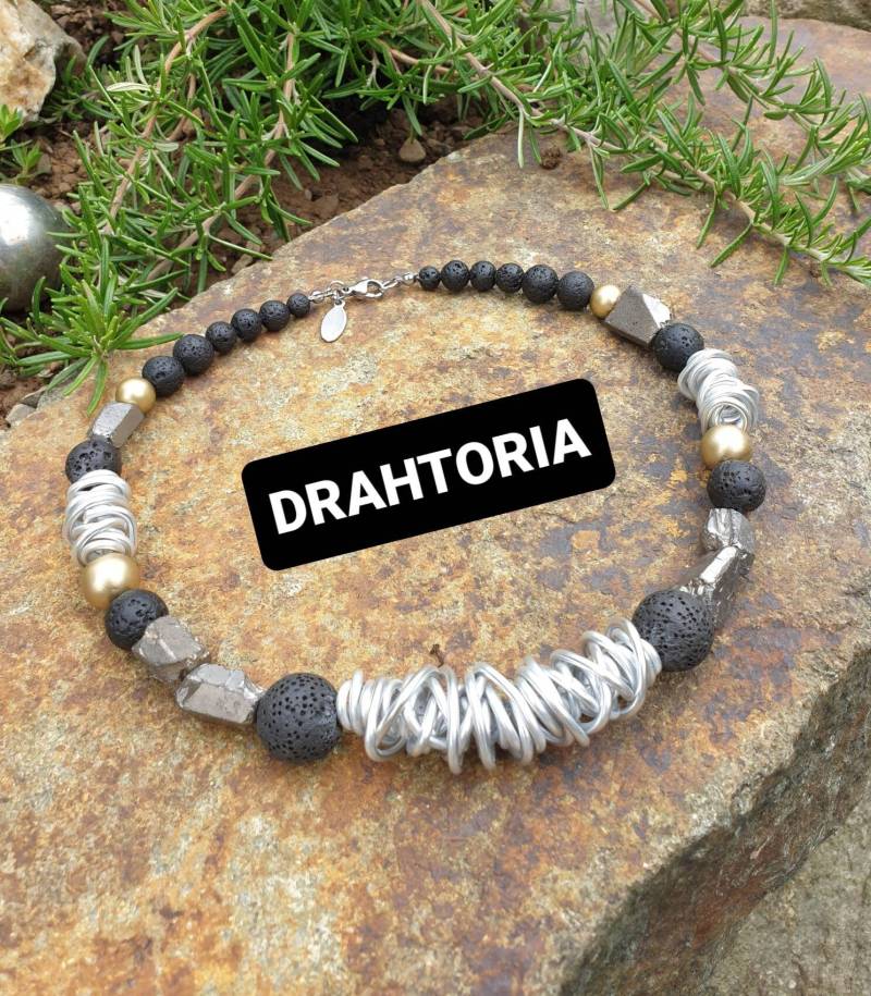 Exclusiv Statement - Kette/Collier Mit Aludraht, Lava Und Pyrit Von Drahtoria von Drahtoria